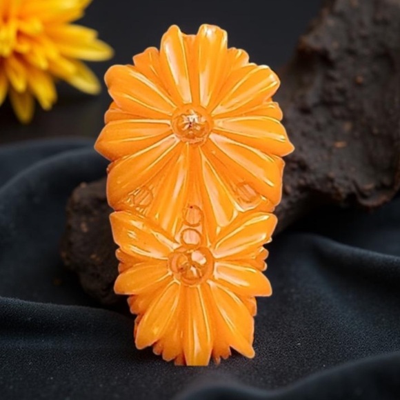 Vintage Bakelite butterscotch Carved flower clip made 1930 beautiful design - Picture 14 of 16